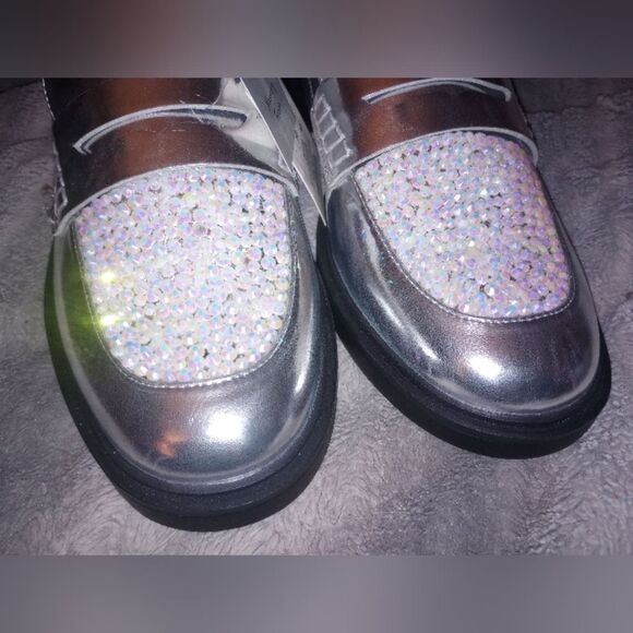 Hand Crafted Rhinestone Embellished Silver Loafers Size 10 NWT - Picture 2 of 6